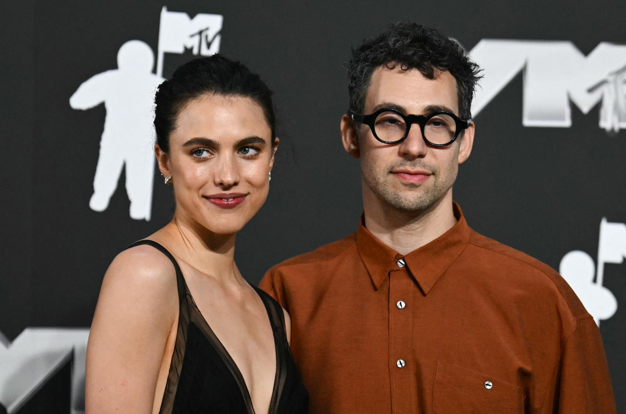 Margaret Qualley und Jack Antonoff lächeln in die Kamera