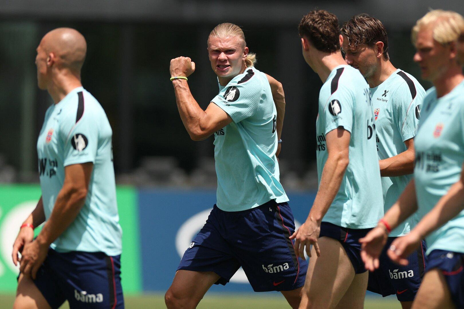 Erling Haaland ballt beim Training der Norweger die Faust