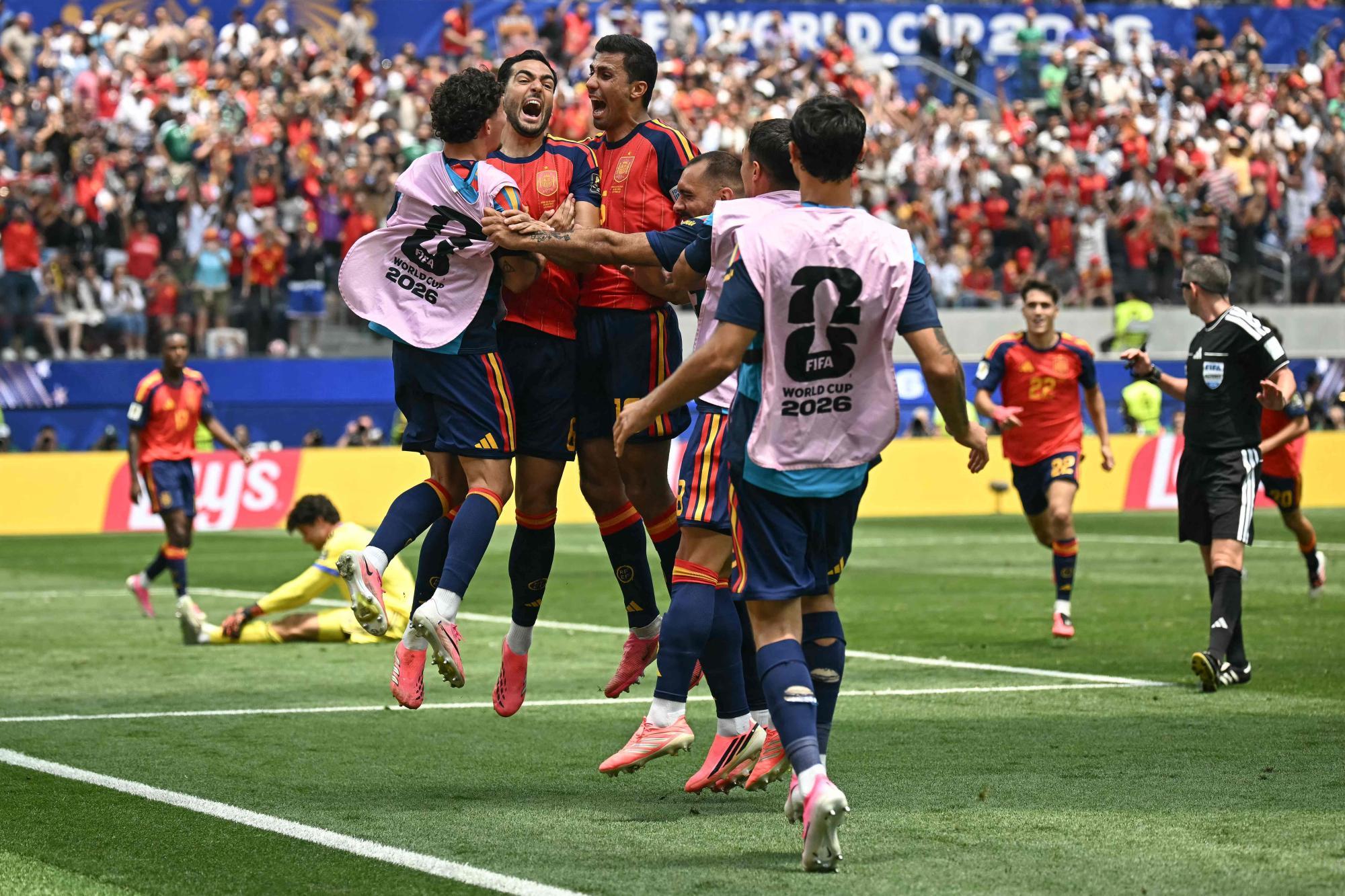 Spanische Spieler jubeln gemeinsam im Stadion beim Spiel gegen Belgien