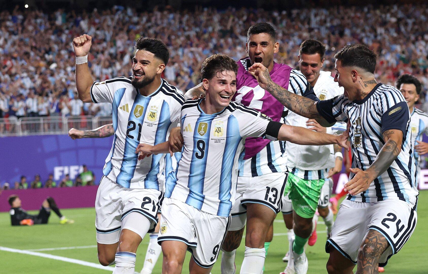 Argentinien jubelt wieder spät