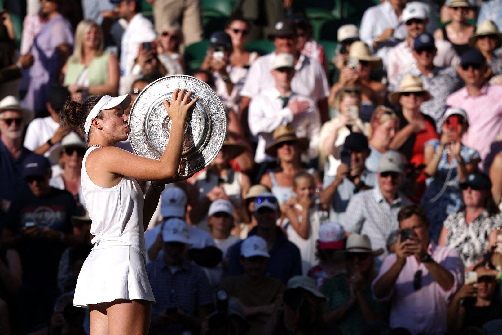 Linda Noskova mit der Wimbledon-Schale