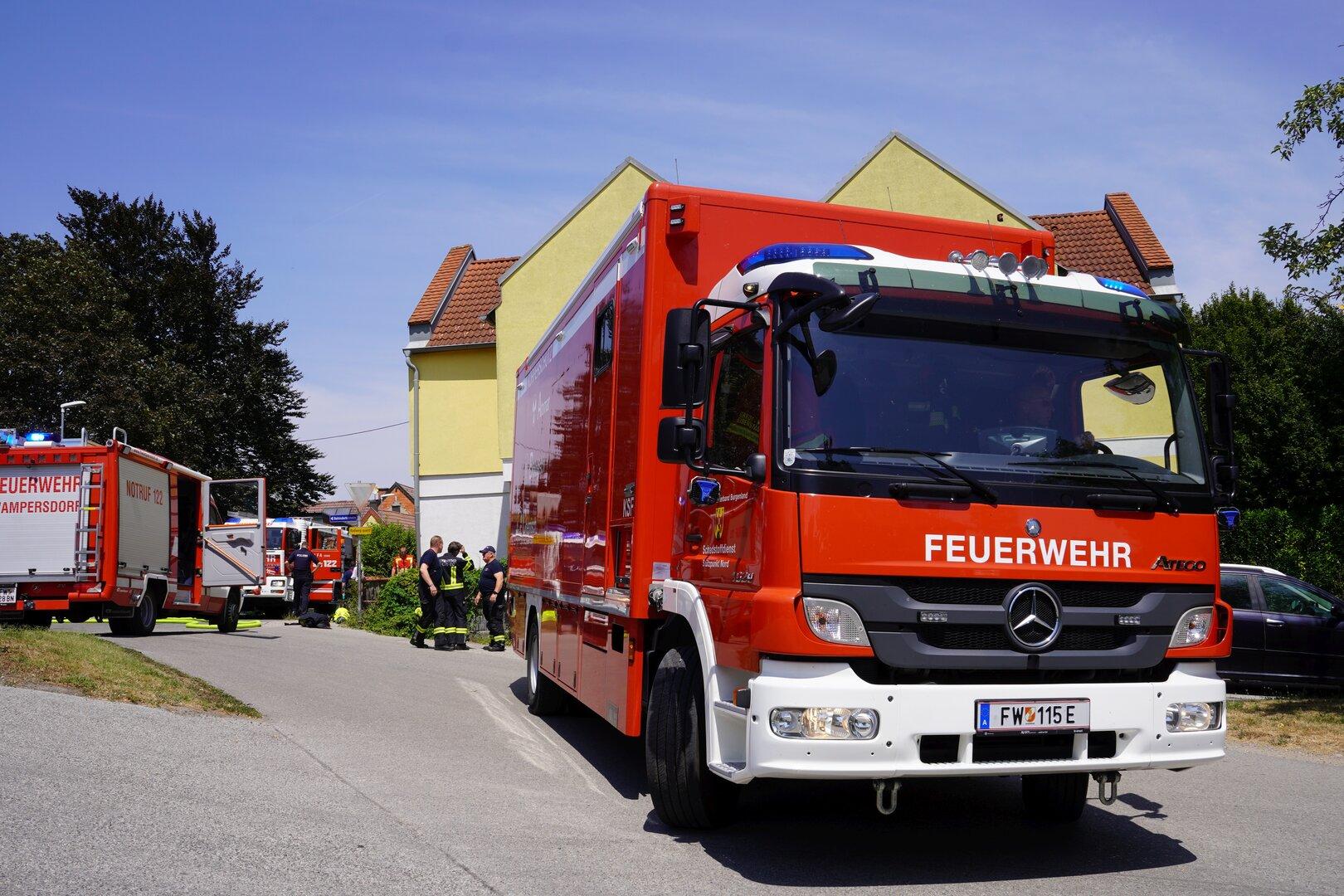 Feuerwehrautos bei einem Einsatz