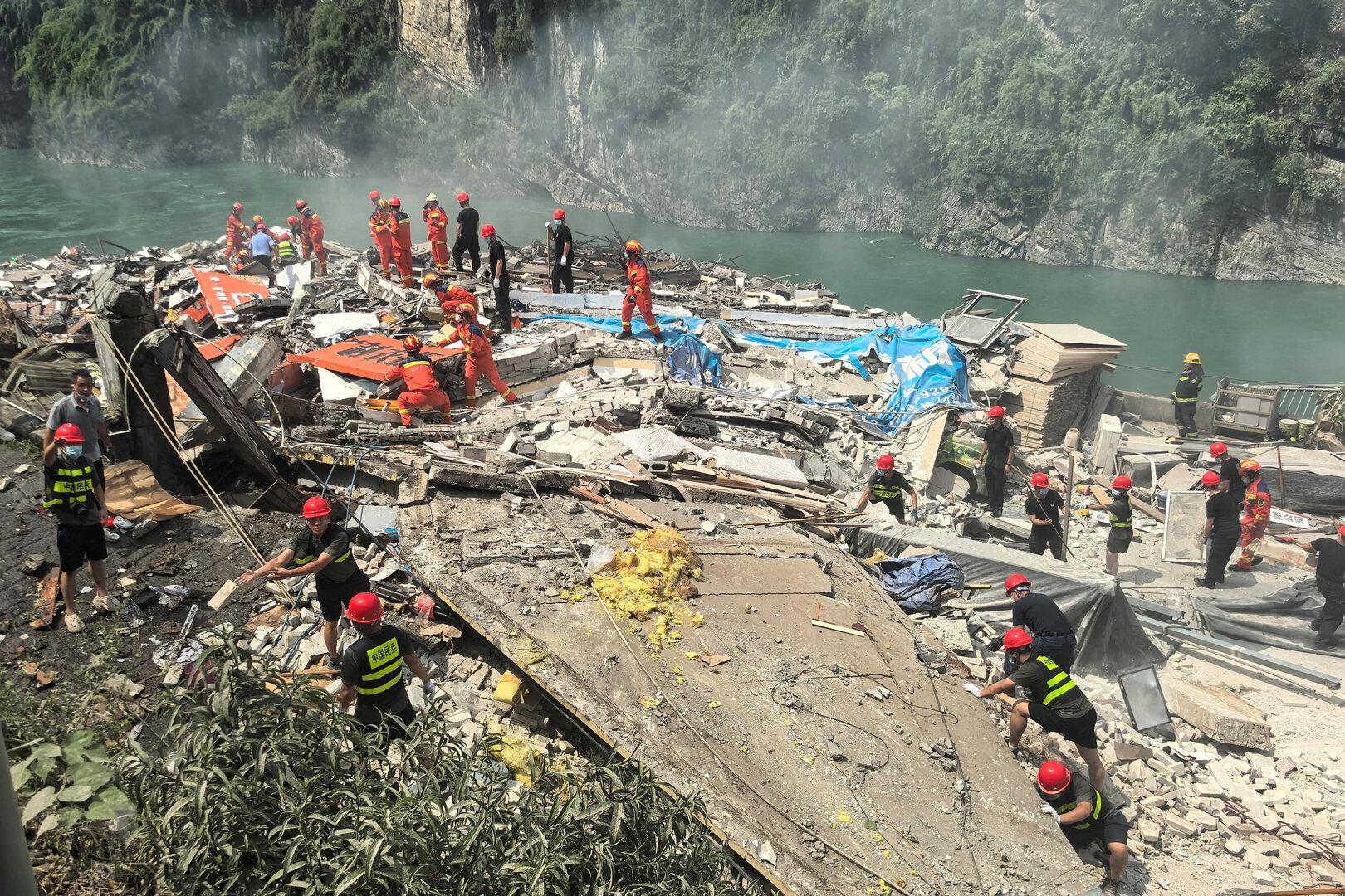 Rettungskräfte suchen nach einem Erdrutsch in Chongqing nach Überlebenden.