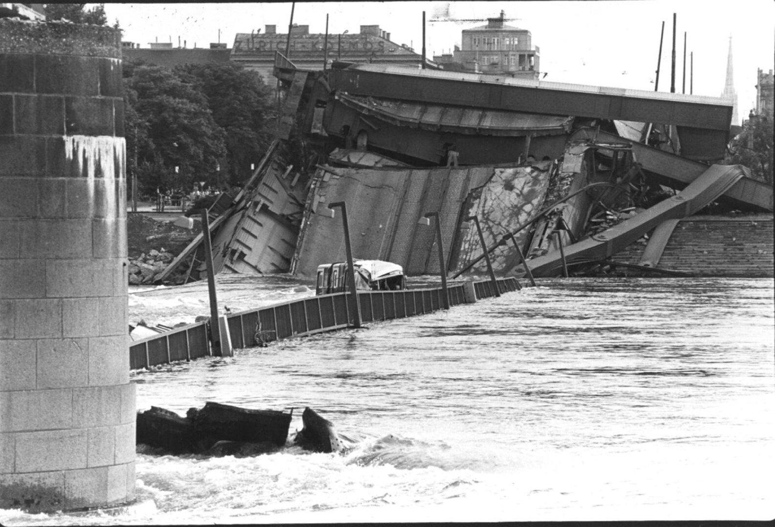 Die eingestürzte Reichsbrücke, vorne der Bus, dessen Fahrer leicht verletzt überlebte.
