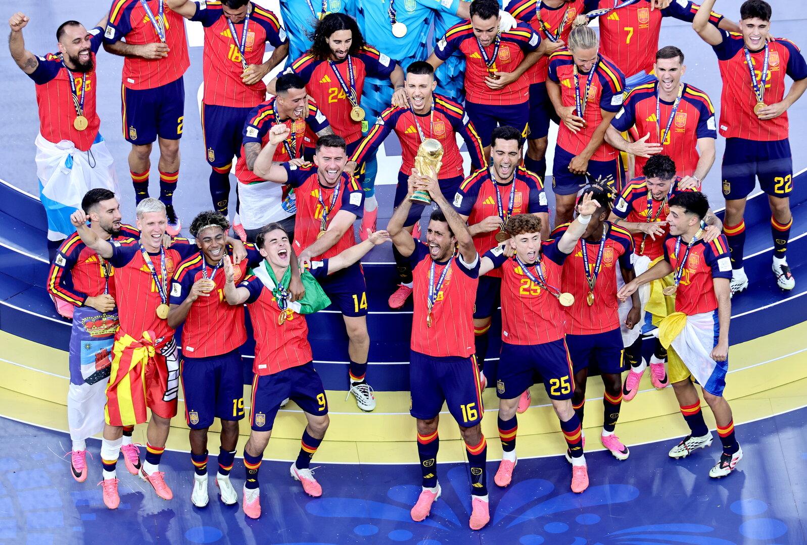 Rodri bekam den Pokal überreicht