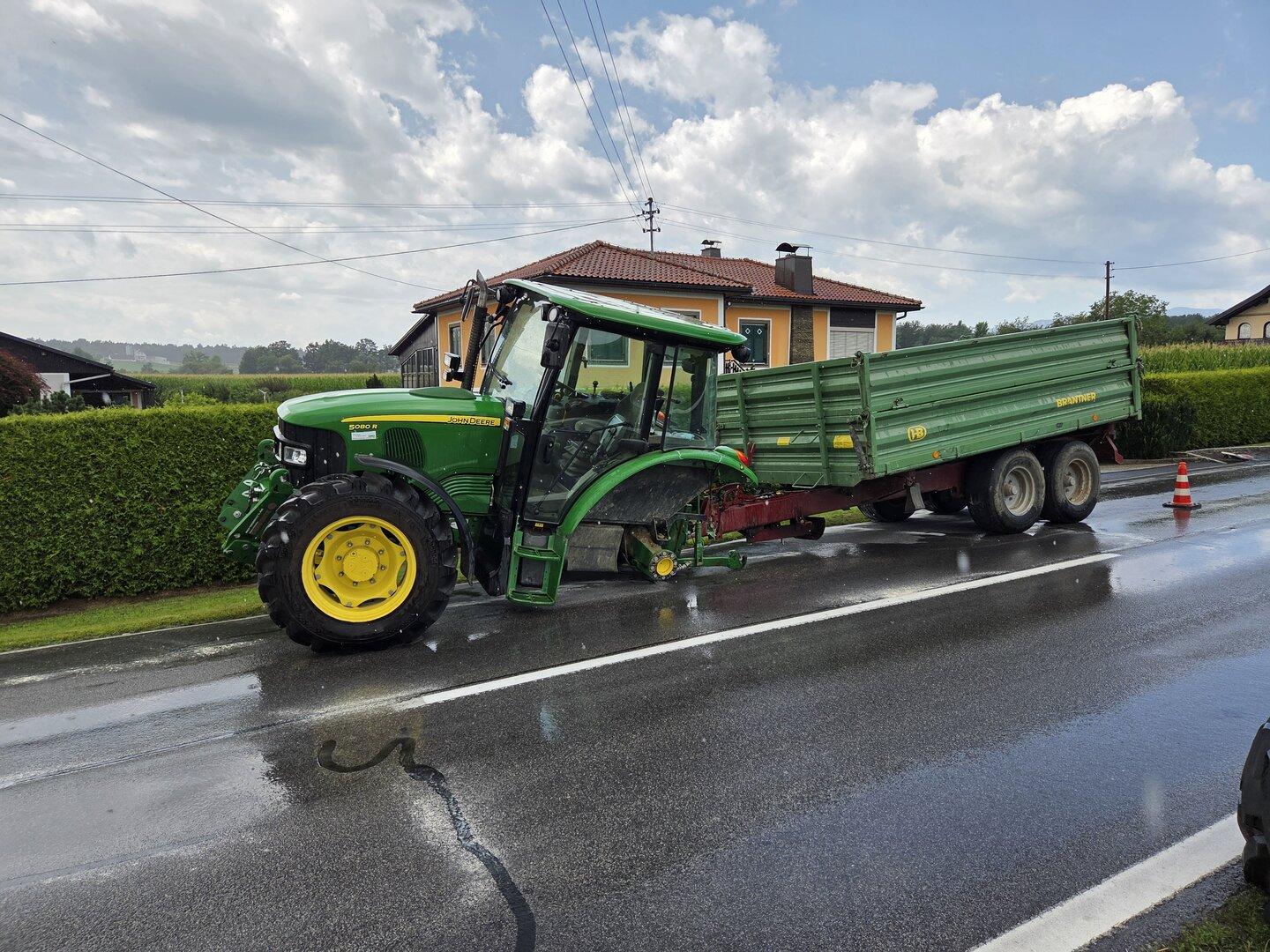 Wilder Unfall: Traktorreifen traf entgegenkommendes Auto