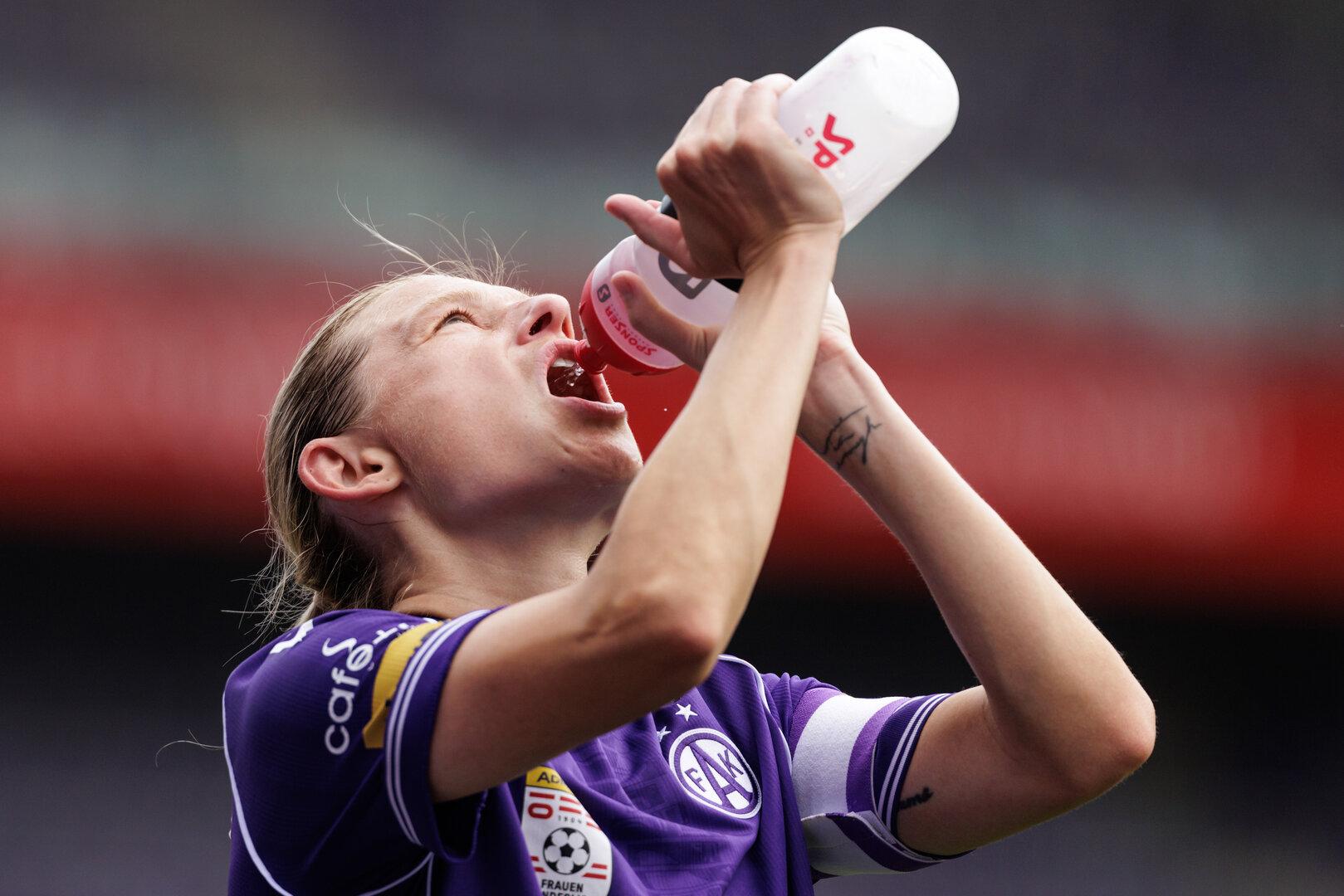 Austria-Spielerin Wenninger trinkt aus einer Flasche