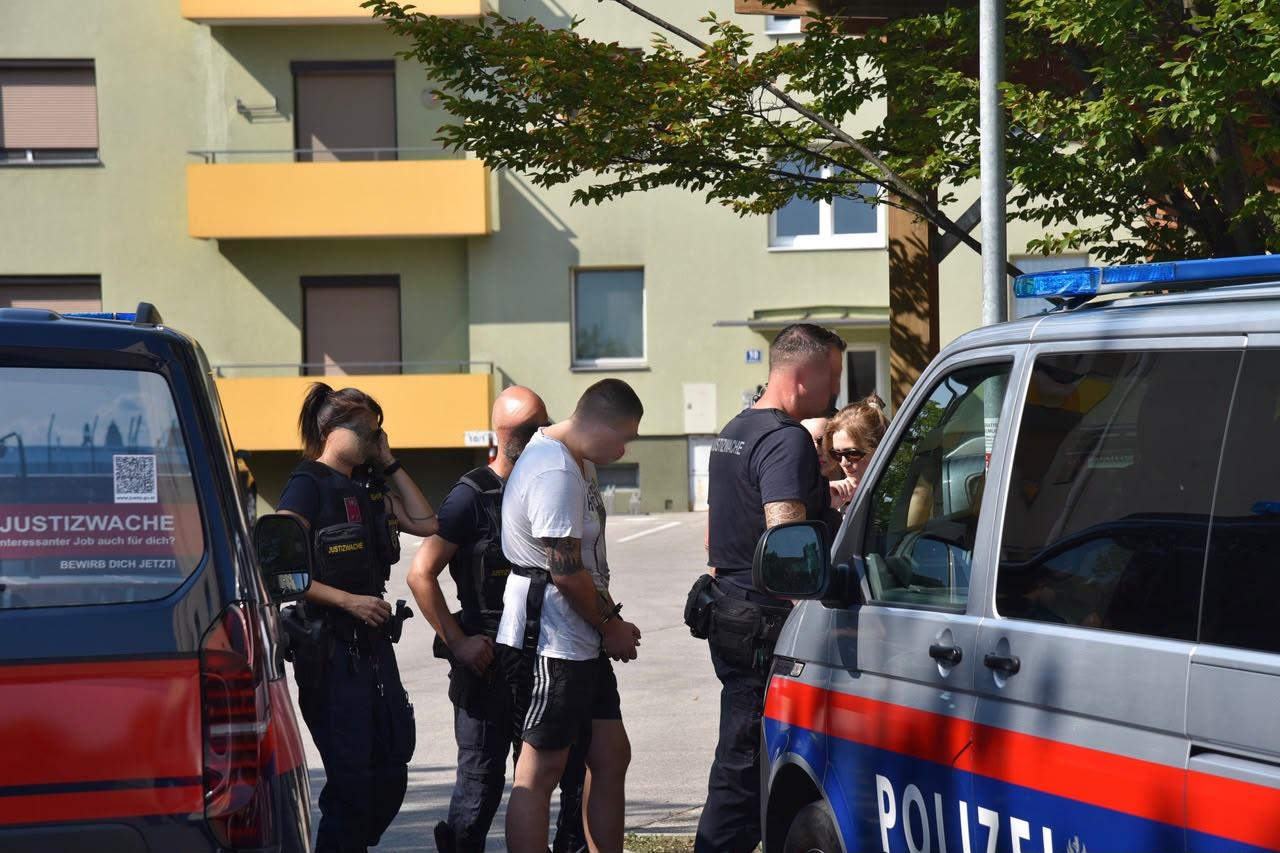 Der mutmaßliche Täter wird zur Tatortrekonstruktion geführt.