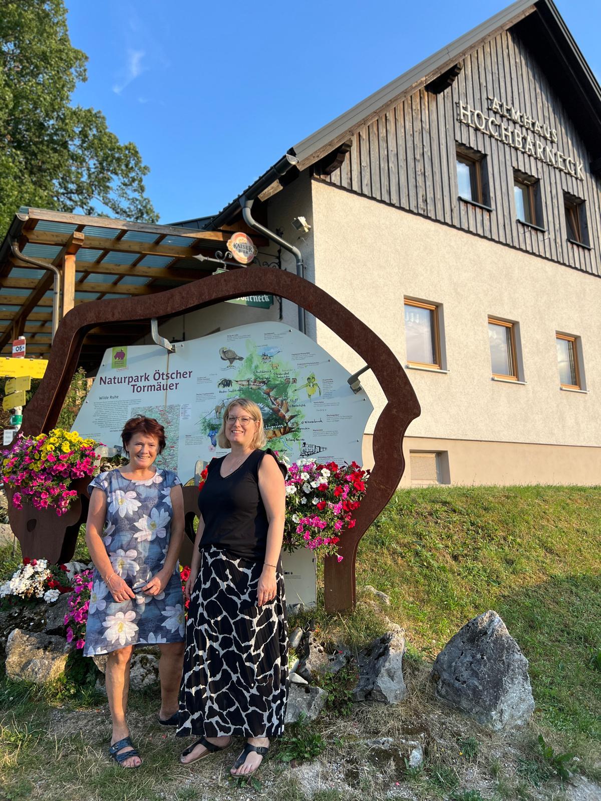 Martina Karl und Erika Pieber stehen vor dem Almhaus Hochbärneck in St. Anton an der Jeßnitz.