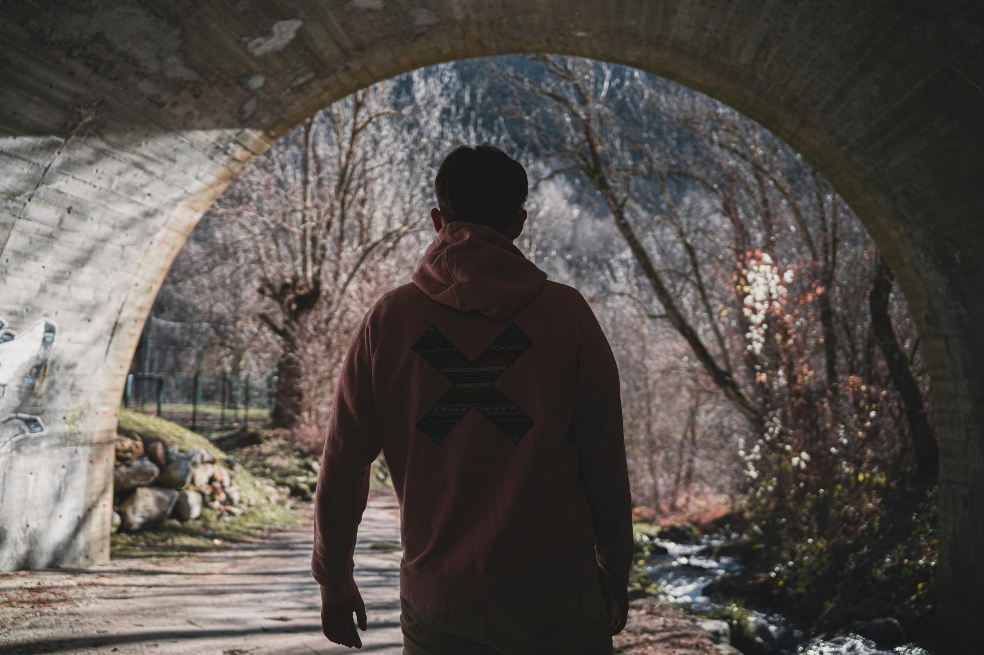 Junger Mann mit Hoodie