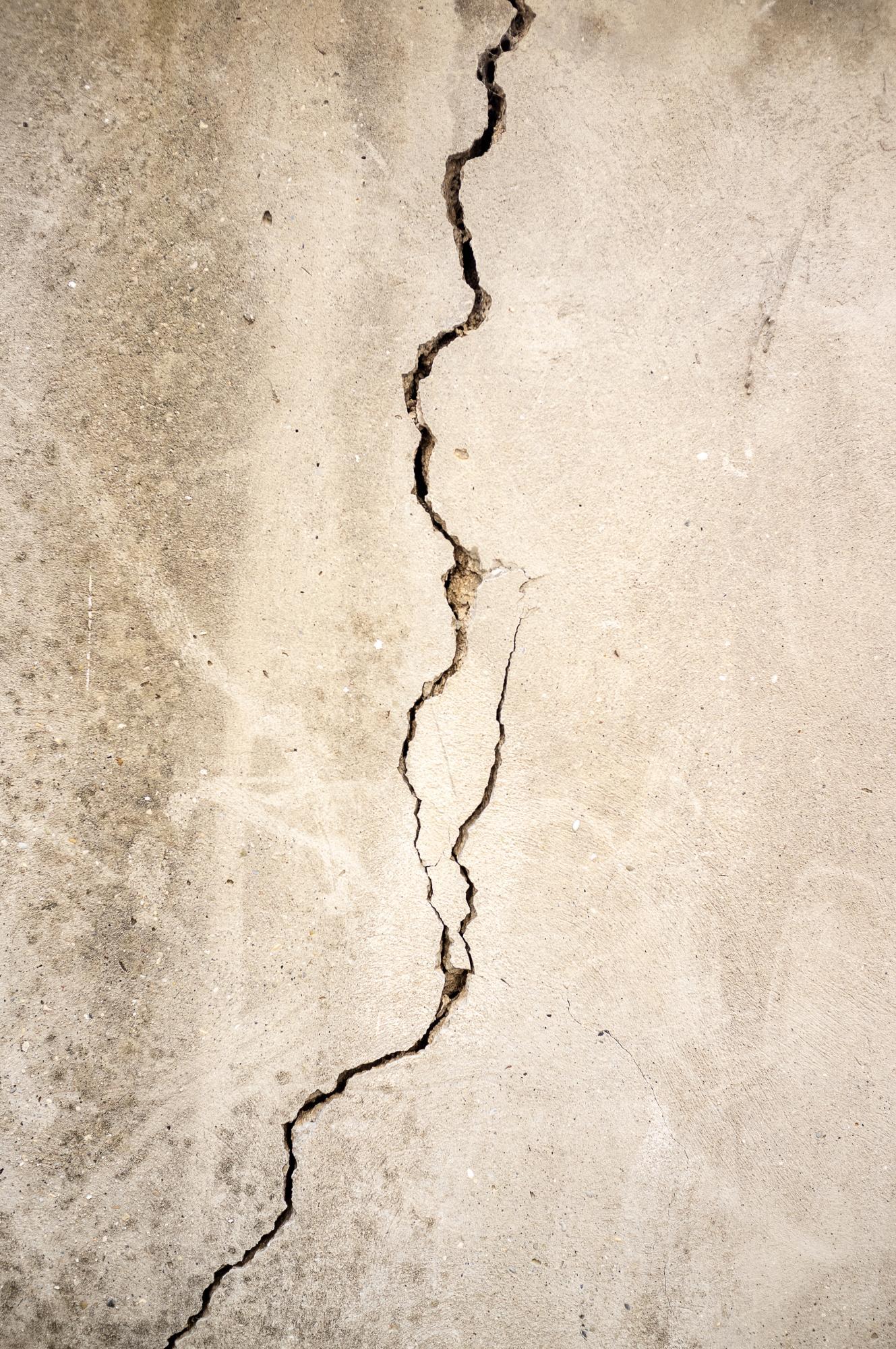 Muss man als Mieter tiefe Risse in der Mauer akzeptieren?