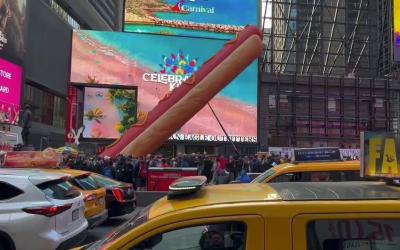 New York: Auf dem Times Square steht jetzt ein Riesen-Hotdog